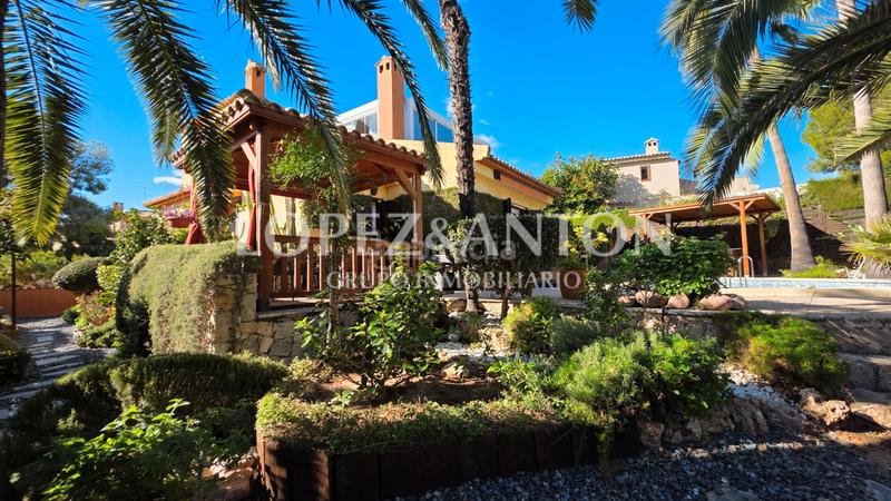 Foto 0a06af9f-fc6a-4d49-aea7-babee185f455. Chalet with fireplace heating parking pool in Montepilar Eliana (l´)