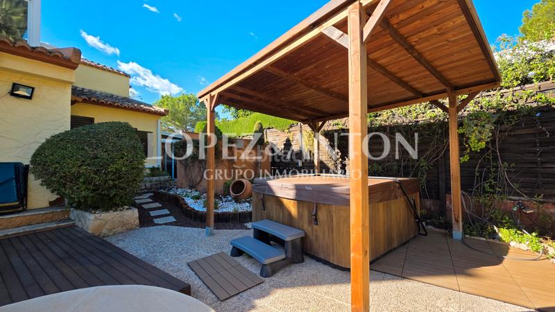 Foto 570dbbe0-8ad3-4f5c-9da4-29ee43407057. Chalet with fireplace heating parking pool in Montepilar Eliana (l´)