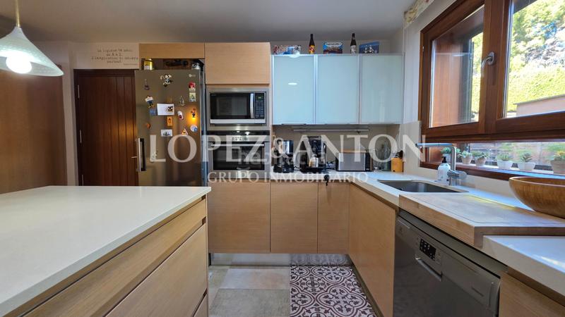Foto b2856fd8-8f9e-41f2-87b6-eac8c6901112. Chalet con camino riscaldamento parcheggio piscina in Eliana (l´)