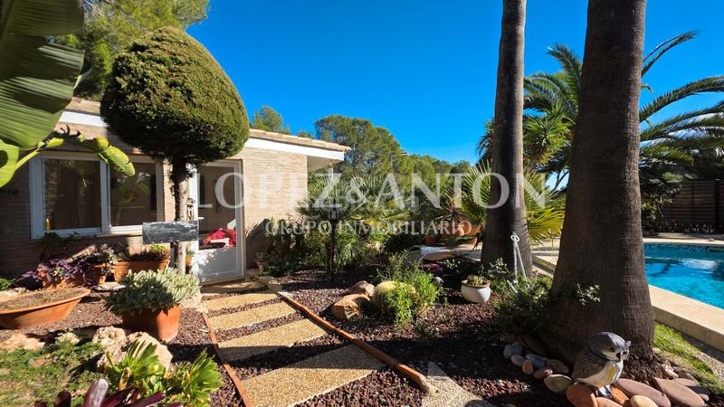 Foto af5d0485-a056-467c-af99-a38c31f011ff. Xalet amb xemeneia calefacció aparcament piscina a Eliana (l´)