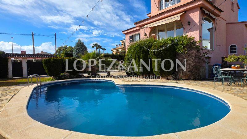 Foto 17b81245-5f9e-48e4-903b-1e16adbef2cb. Xalet amb xemeneia calefacció aparcament piscina a Eliana (l´)