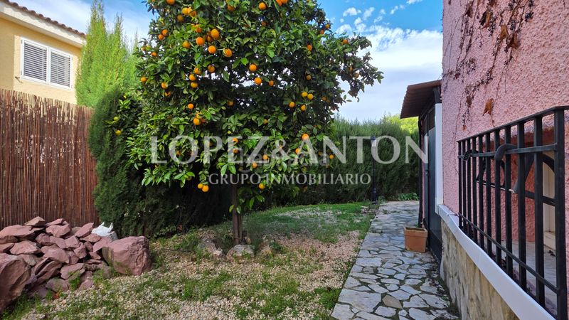 Foto 255d905e-e740-453a-8785-e3b82d6e0bab. Xalet amb xemeneia calefacció aparcament piscina a Eliana (l´)
