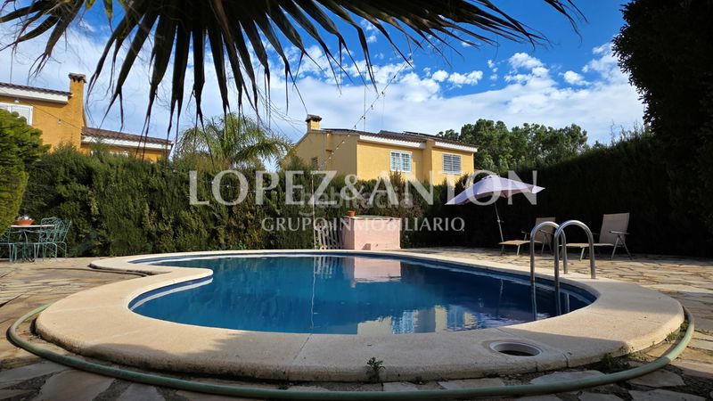 Foto a42c268b-1cd4-4510-bc78-42bb97019822. Xalet amb xemeneia calefacció aparcament piscina a Eliana (l´)