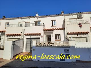 Casa adossada  Carrer palafrugell. Una agradable y espaciosa casa adosada, situada en una zona resi