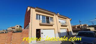 Casa aparellada a Bellcaire d´Empordà. Una muy espaciosa casa de 3 plantas, de construcción muy solida,