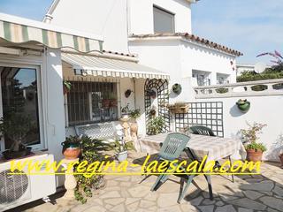 Casa adossada a Riells. Una casa todo planta baja, con mucho potencial.