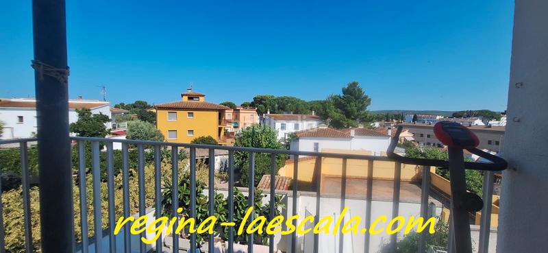Foto 1cee295f-2c4b-403b-97e2-a09099209373. Piso espacioso i céntrico ático listo para entrar a vivir, con párquing privado y terraza en Escala (L´)