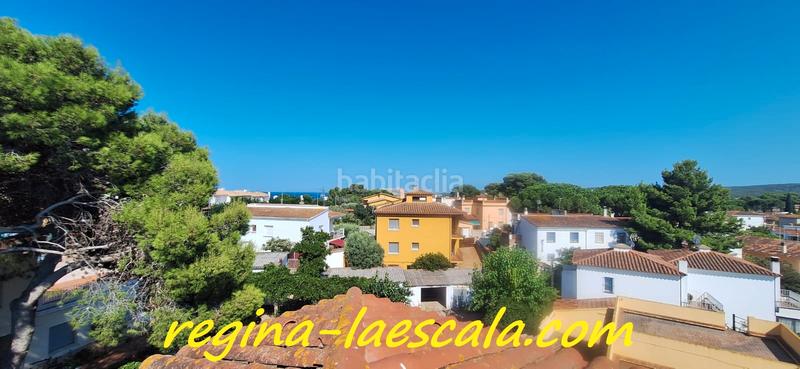 Foto 1fd84e31-6a93-487d-bd9d-0a0626be7395. Piso espacioso i céntrico ático listo para entrar a vivir, con párquing privado y terraza en Escala (L´)