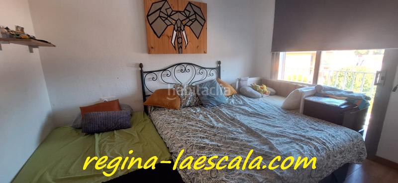 Foto 25e9defc-da1a-4650-ab53-b9767cad8d40. Piso espacioso i céntrico ático listo para entrar a vivir, con párquing privado y terraza en Escala (L´)