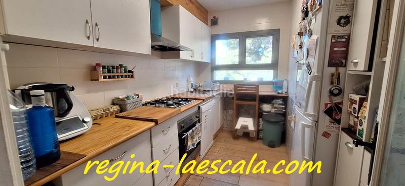 Foto 61642774-8297-40fa-ba3a-e711ffdf94da. Piso espacioso i céntrico ático listo para entrar a vivir, con párquing privado y terraza en Escala (L´)