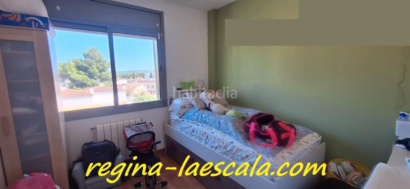 Foto 77df827a-fa38-4fbf-bcae-be03b995e921. Piso espacioso i céntrico ático listo para entrar a vivir, con párquing privado y terraza en Escala (L´)