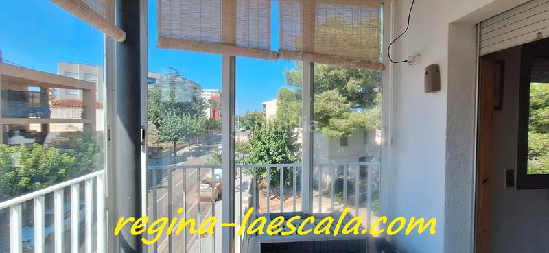 Foto e40a1710-a453-45f7-8be0-f833439e218c. Piso espacioso i céntrico ático listo para entrar a vivir, con párquing privado y terraza en Escala (L´)