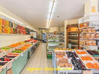 Local commercial à Riells. Local comercial de 200 m², actualmente en uso como frutería, con