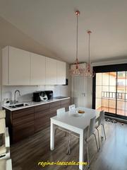 Appartement  Carrer lluís borrassà. Ubicado en una zona tranquila y a pocos metros de la playa de em
