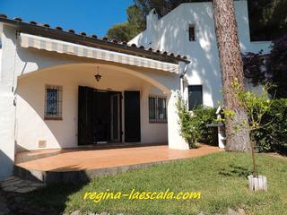 Reihenhaus  Carrer onyar. Agradable casa adosada. con licencia turística. todo planta baja