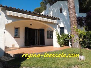 Casa adossada  Carrer onyar. Agradable casa adosada. con licencia turística. todo planta baja