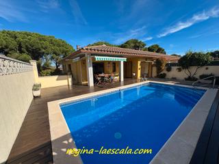 Chalet  Carrer cantallops. Una muy espaciosa casa con mucho sol durante todo el día. con pi