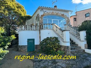 Chalet  Carrer pinedes. Esta encantadora casa dispone de licencia turística.
