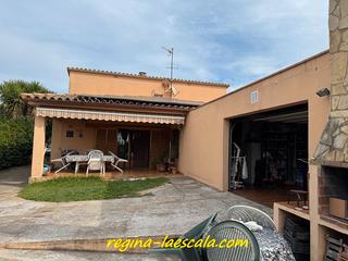Chalet  Carrer muntanya rodona. Una espaciosa casa en un lugar con mucha calma.