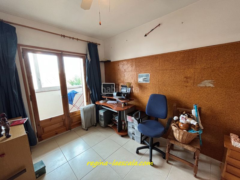 Foto 0425947d-add6-4453-9fd3-215e8191f5f9. Casa adossada amb xemeneia calefacció aparcament a Escala (L´)