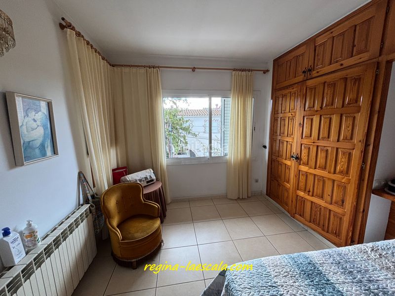 Foto 40f060ea-30c7-4a47-8ded-b0e1992c7ae6. Casa adossada amb xemeneia calefacció aparcament a Escala (L´)