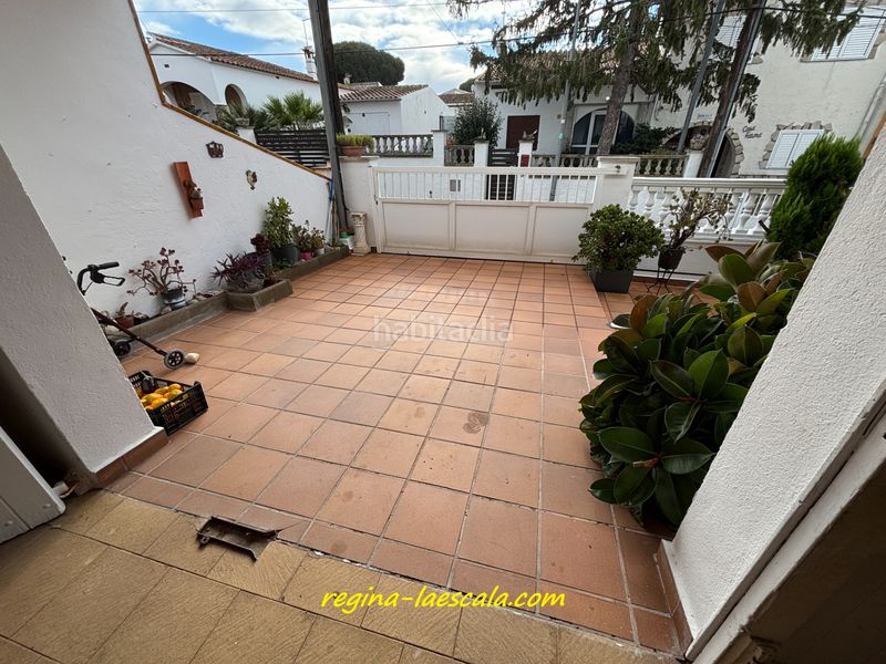 Foto 48877a09-b810-4437-9faf-af28d963f0ce. Casa adossada amb xemeneia calefacció aparcament a Escala (L´)