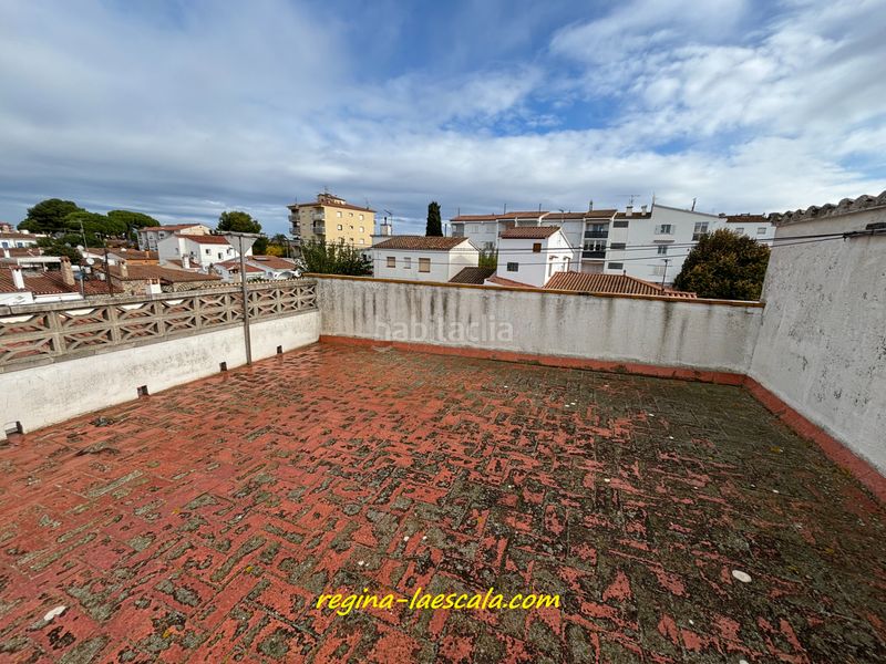 Foto 50a6f308-1821-4a8d-897e-9b40fc1c47f5. Casa adossada amb xemeneia calefacció aparcament a Escala (L´)