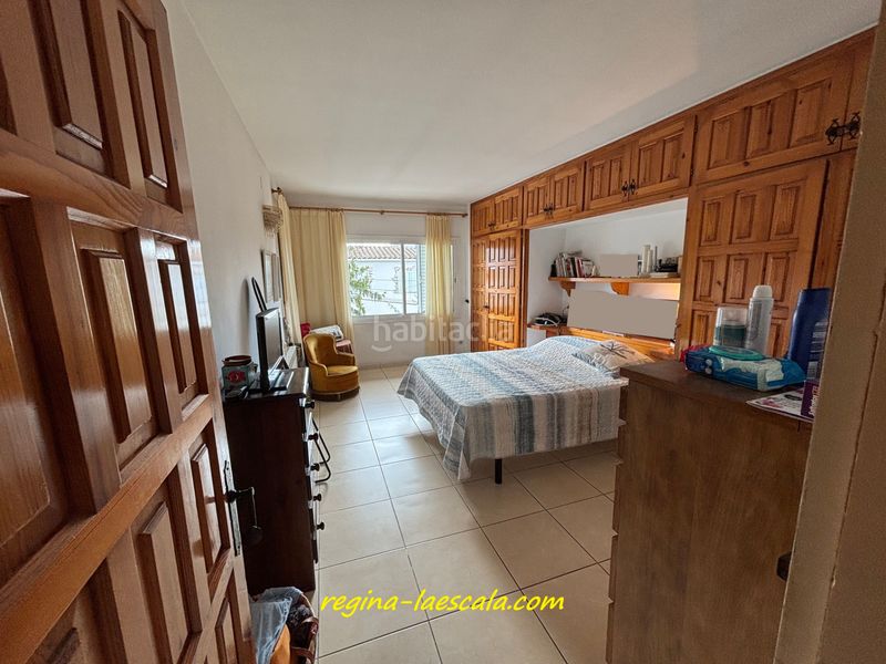 Foto 5bf32ecf-879e-443d-8d1f-646bd19ff78e. Casa adossada amb xemeneia calefacció aparcament a Escala (L´)