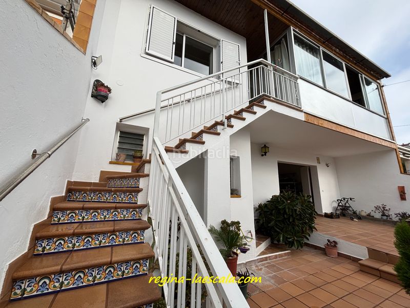 Foto 83678bc3-d69b-474b-982d-ac861967adbf. Casa adossada amb xemeneia calefacció aparcament a Escala (L´)