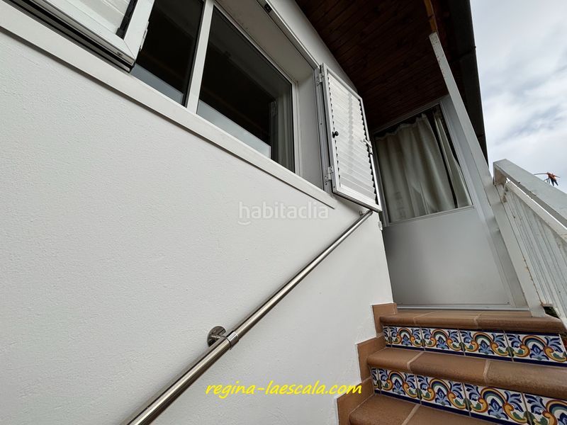 Foto 92a385a8-0655-4c9e-b97f-7c2a35288dca. Casa adossada amb xemeneia calefacció aparcament a Escala (L´)