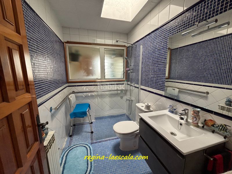 Foto 9c9b7e9f-a2e3-499d-b9dc-de50ac309680. Casa adossada amb xemeneia calefacció aparcament a Escala (L´)
