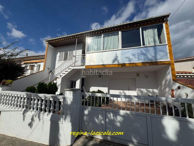 Foto 9d9503e6-90e5-44d3-87e5-102753569135. Casa adossada amb xemeneia calefacció aparcament a Escala (L´)