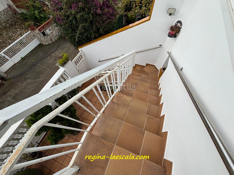 Foto a7f61898-18bd-482a-85f3-541a71509b4b. Casa adossada amb xemeneia calefacció aparcament a Escala (L´)