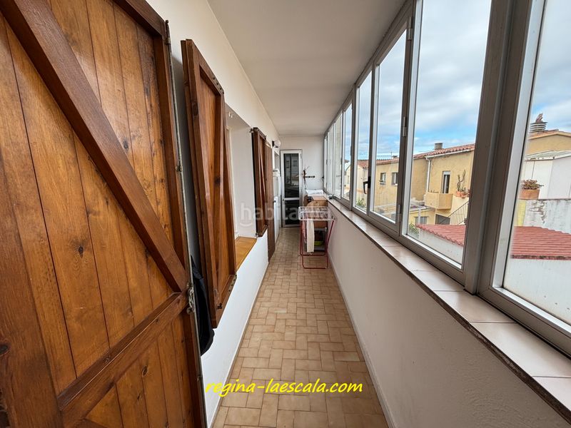 Foto a982feb2-8d9f-46a1-a2ae-e326cb06f3f8. Casa adossada amb xemeneia calefacció aparcament a Escala (L´)