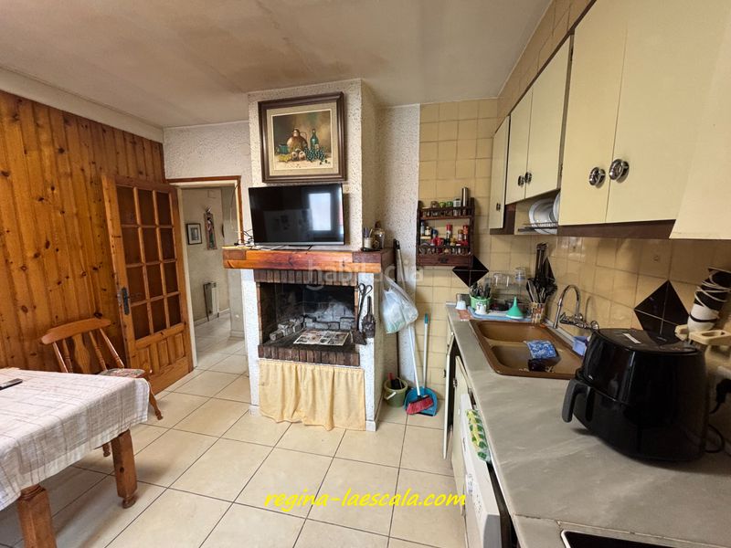 Foto bdbbe3fe-9b7d-4ea5-a6f8-82ce5e052f32. Casa adossada amb xemeneia calefacció aparcament a Escala (L´)