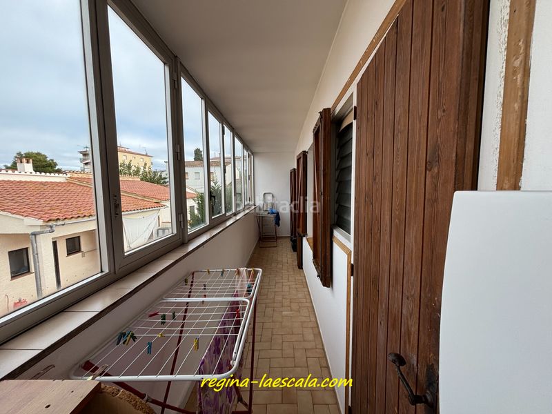 Foto cd15392e-50b6-419f-86a3-257af7b6031e. Casa adossada amb xemeneia calefacció aparcament a Escala (L´)