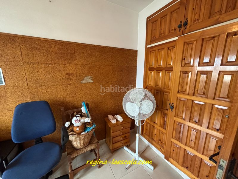 Foto cf7f7327-b7b9-4d41-b18b-7fe76f02eb77. Casa adossada amb xemeneia calefacció aparcament a Escala (L´)