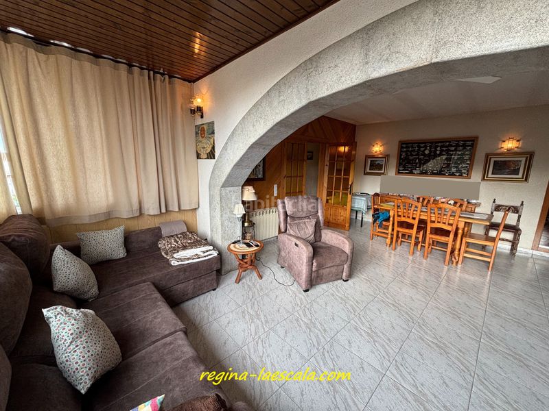 Foto d34a773f-f8f7-4b0d-acef-6bdcf4e3f6d2. Casa adossada amb xemeneia calefacció aparcament a Escala (L´)