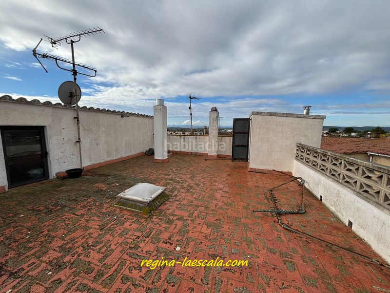 Foto d7b36cd0-ae70-4845-a361-1770a572d367. Casa adossada amb xemeneia calefacció aparcament a Escala (L´)