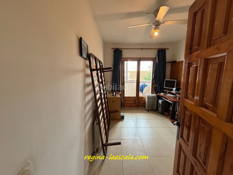 Foto eb6e6e3b-ae1c-428b-8299-f5532148a276. Casa adossada amb xemeneia calefacció aparcament a Escala (L´)