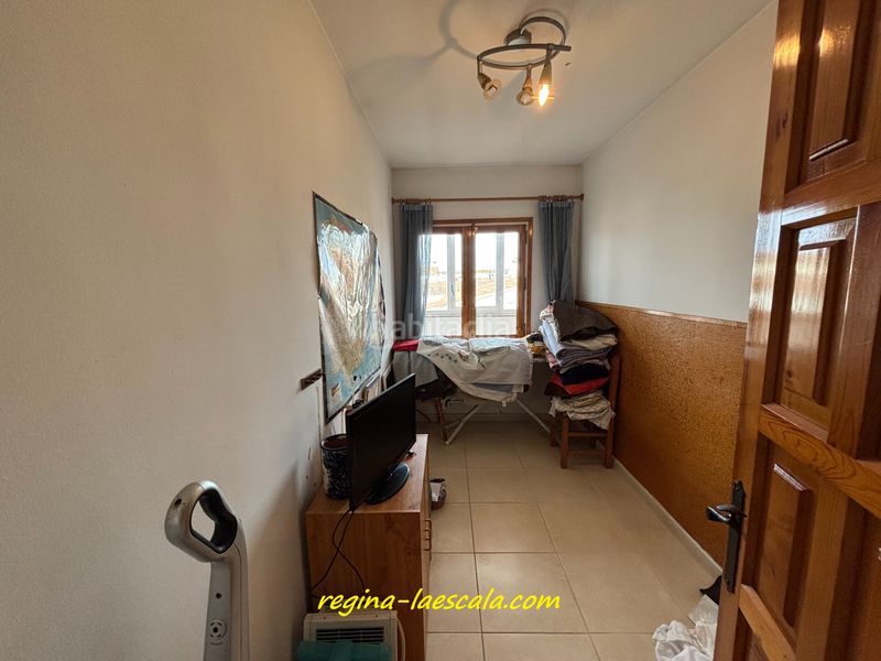 Foto fea683cb-d1bf-41c9-8092-40e0887af87b. Casa adossada amb xemeneia calefacció aparcament a Escala (L´)