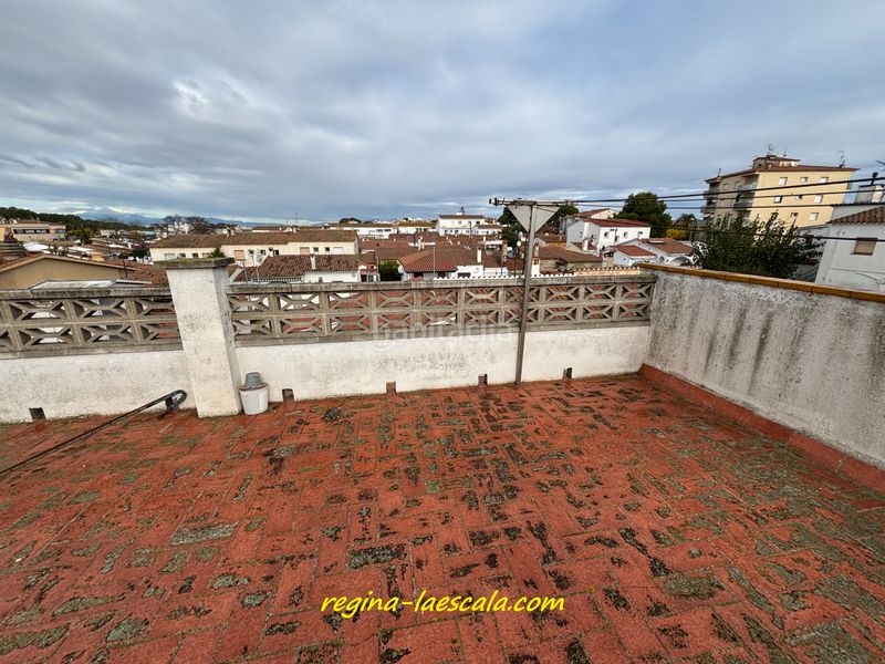Foto ffee3fa8-56ce-4d3c-b203-7f23cb91c523. Casa adossada amb xemeneia calefacció aparcament a Escala (L´)