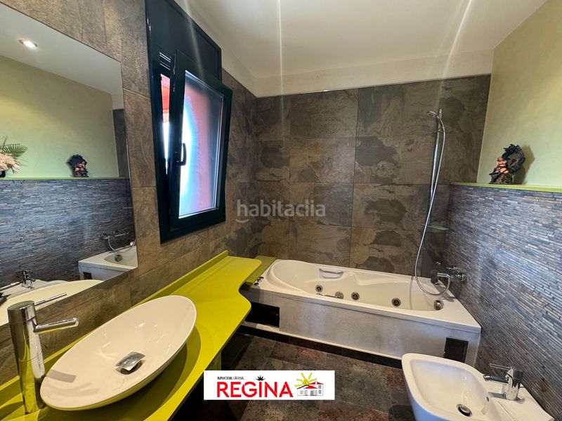 Foto 5ec03393-a6be-4393-bac3-86b23d328b68. Casa amb calefacció aparcament piscina a Riells Escala (L´)