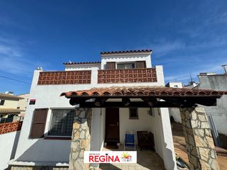 Chalet  Carrer llançà. Una espaciosa casa, adosada por un lado, con un gran jardín y pi