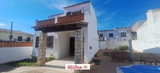 Chalet  Carrer llançà. Una espaciosa casa, adosada por un lado, con un gran jardín y pi