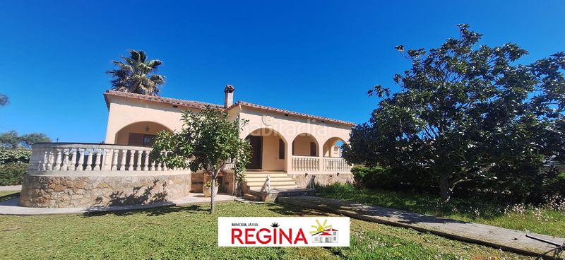 Foto 0c7ba66c-8b2e-4139-90fc-6a51865a4eaf. Casa amb xemeneia aparcament a Riells Escala (L´)