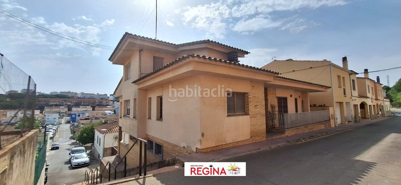 Foto eca9313f-730f-43e6-89a7-29f238550375. Xalet amb xemeneia a Eixample Residencial Escala (L´)