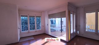 Appartement  Carrer del mig. Apartamento luminoso con terraza privada, tres habitaciones y gr