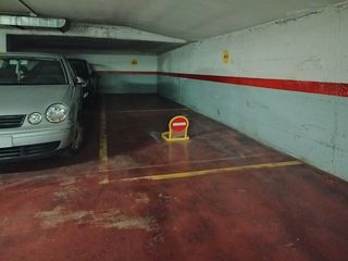 Miete Autoparkplatz in Carrer de pere martell 54. Plaza de parking doble en barris marítims