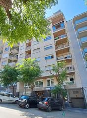 Etagenwohnung in Nou Eixample Sud. Piso con terraza, vistas a la tap y plaza de parking